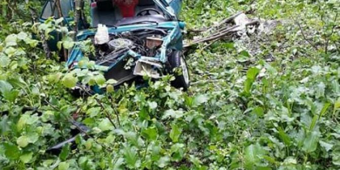 Otomobil Şarampole Yuvarlandı