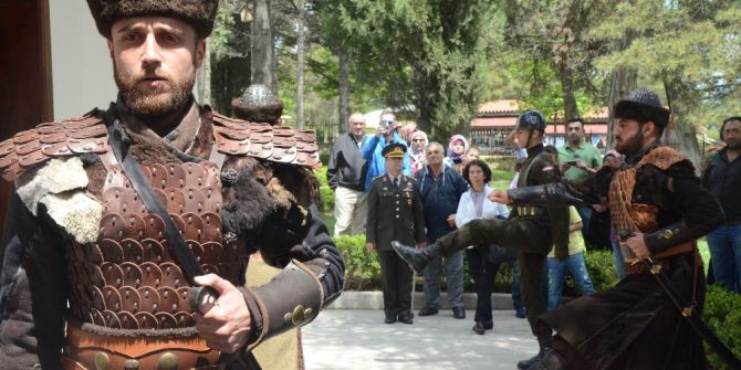 Ertuğrul Gazi Türbesi’nde Saygı Nöbetleri Başladı