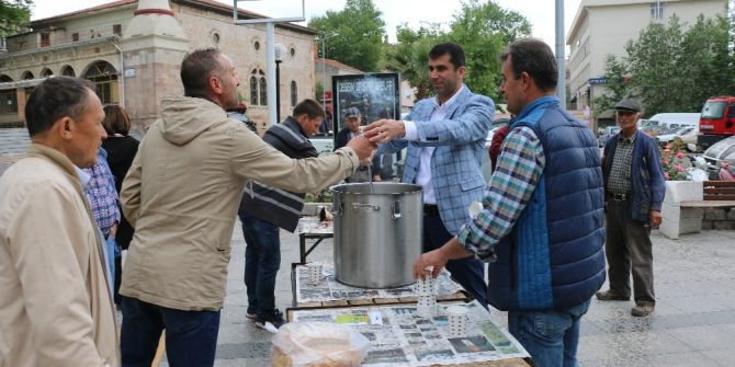 Vatandaşa Sıcak Süt İkramı