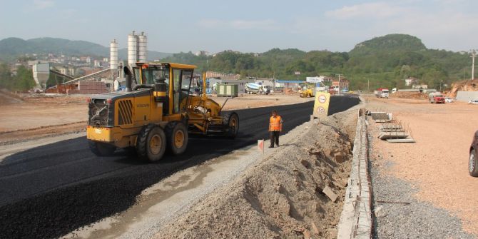 Bozuk Olan Hastane Yoluna Geçici Asfalt Döküldü