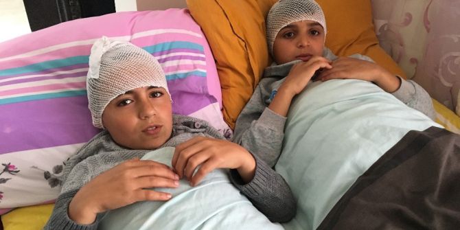 Kuş Yakalamaya Çalışırken 12 Metrelik Duvardan Düştüler