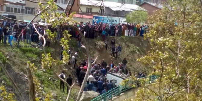 Hakkari’de Park Halindeki Araç Uçuruma Yuvarlandı