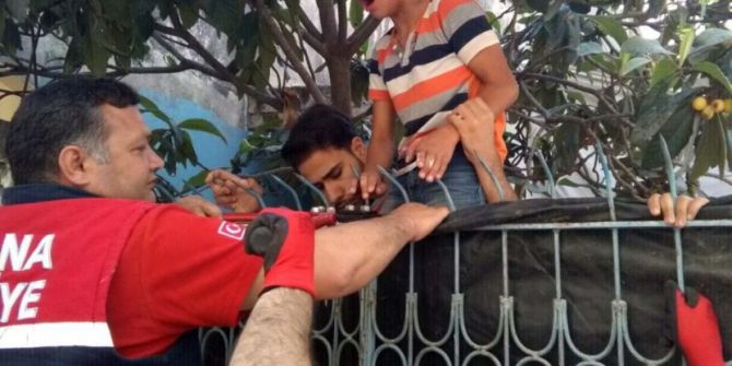 Yenidünya Yemek İsterken Eline Demir Parmaklık Saplandı