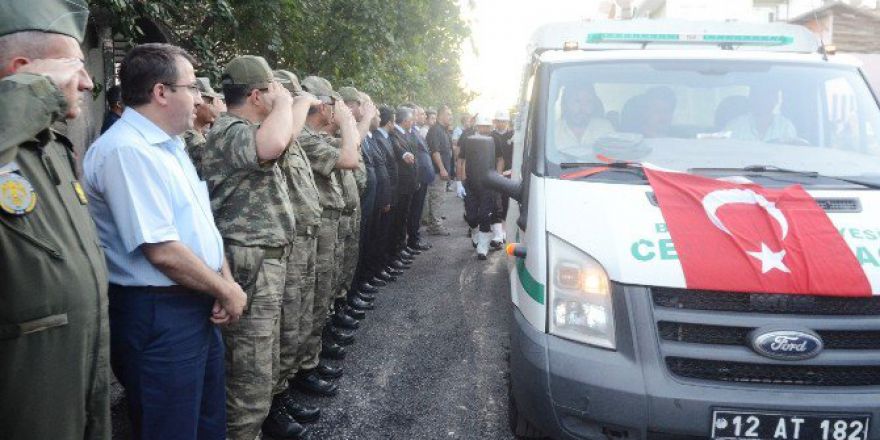 Şehit Polisin Cenazesi Babaevinde