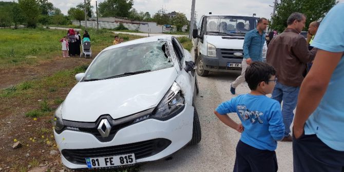 3 Aracın Karıştığı Kazada Bisiklet Sürücüsü Yaralandı