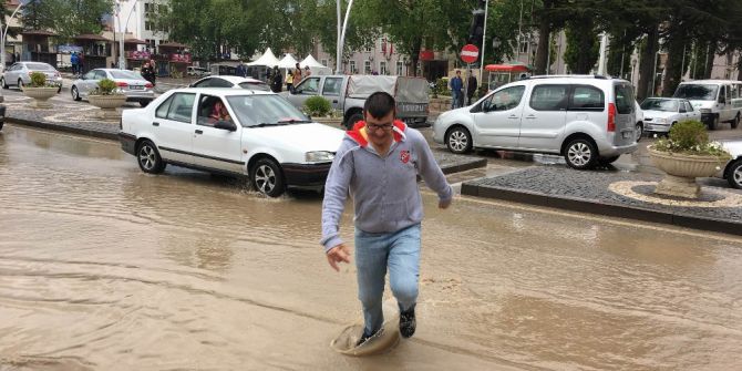 Tokat’ta Sağanak Yağış Caddeleri Göle Çevirdi