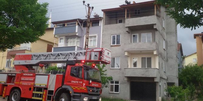 Niksar’da Yıldırım Düşen Evde Yangın Çıktı