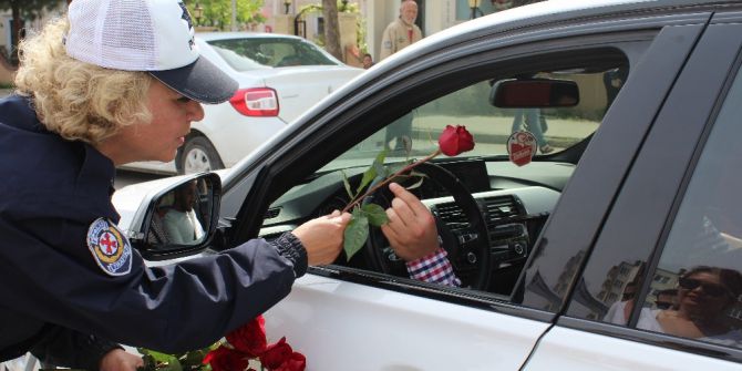 Bursa Polisi Trafik Haftası’nda Sürücülere Gül Dağıttı