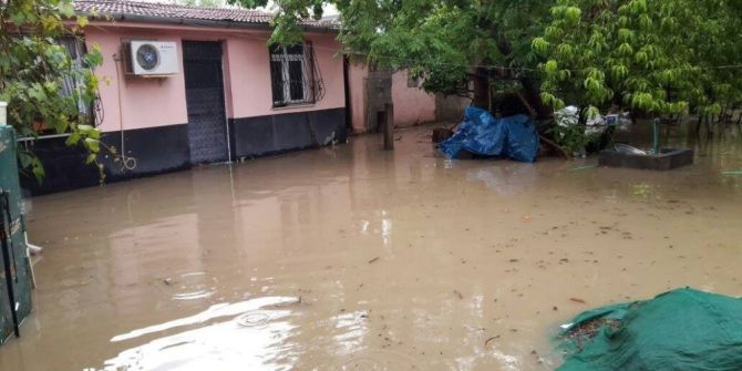 Kadirli’de Sağanak Yağış Hayatı Olumsuz Etkiledi