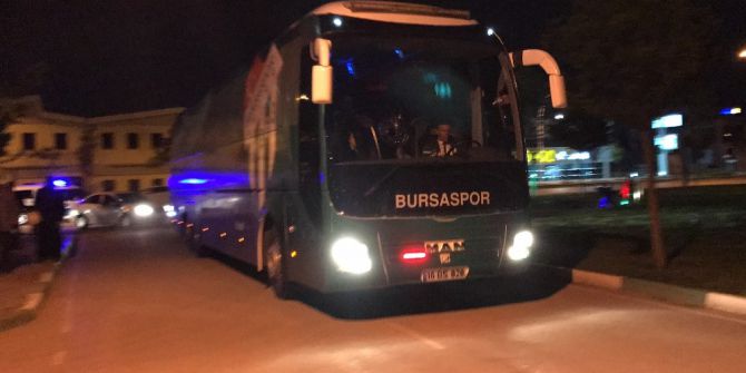 Bursaspor Takım Otobüsüne Taşlı Saldırı