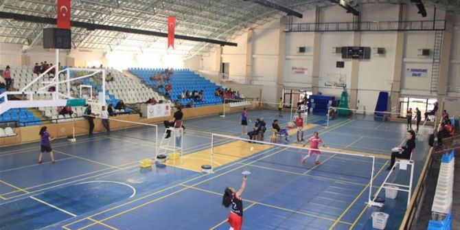 Yıldızlar Badminton Grup Müsabakaları Başladı