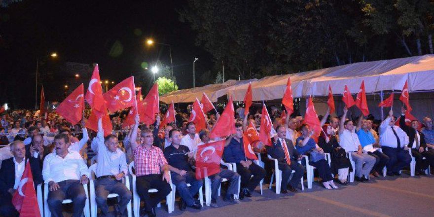 İl Genel Meclisi Toplantısı “Demokrasi Nöbeti”nin Tutulduğu Meydanda Yapıldı