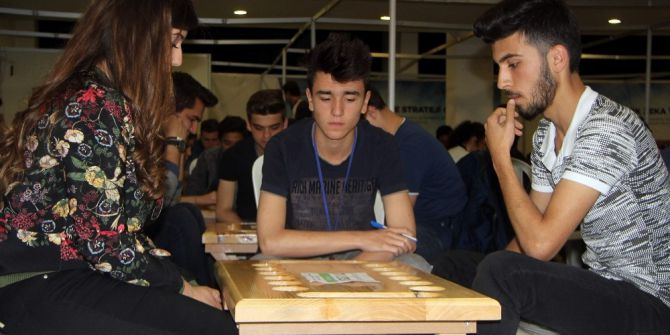 Kaybolmaya Yüz Tutmuş 4 Bin Yıllık Mangala Oyununu Bursa’da Yüzlerce Genç Aynı Anda Oynadı