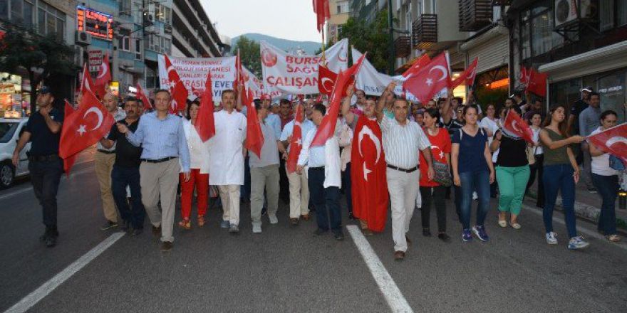 Bursalı Sağlık Çalışanlarından Darbe Karşıtı Yürüyüş