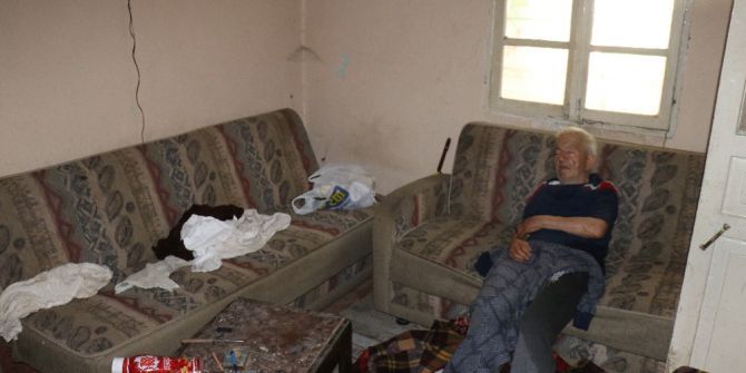 Çöp Evde Yaşayan Yaşlı Adam Yürekleri Burktu