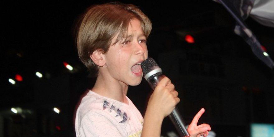 İstiklal Marşı’nı Okurken Ağlayan Çocuktan Darbecilere Mesaj