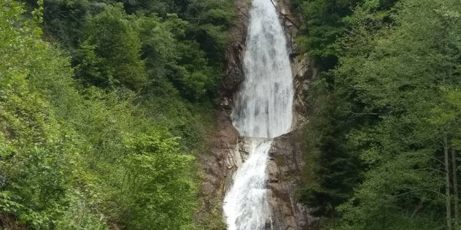 Manle Şelalesi Manzarası İle İzleyenleri Büyülüyor