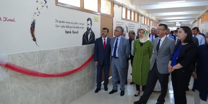 Okulun Koridorlarını “Edebiyat Sokağı”na Dönüştürdüler