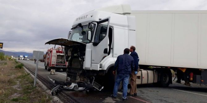 Erzincan Da Trafik Kazası; 2 Ölü, 3 Yaralı