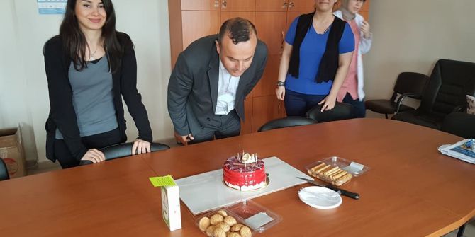 Öğretmenlerden Okul Müdürüne Doğum Günü Sürprizi