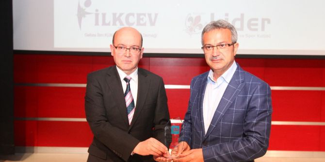 Başkan Köşker’e Teşekkür Plaketi