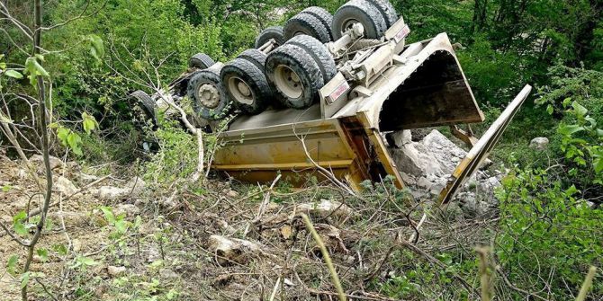 Çatalzeytin’de Taş Yüklü Kamyon Uçuruma Yuvarlandı