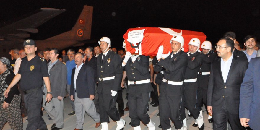 Binlerce Uşaklı Şehidini Karşılamak İçin Havalimanına Akın Etti