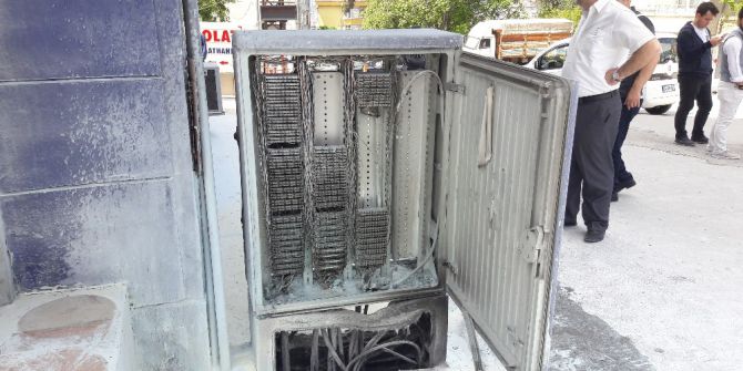 Yeraltı Kabloları Patladı, Vatandaş Paniğe Kapıldı