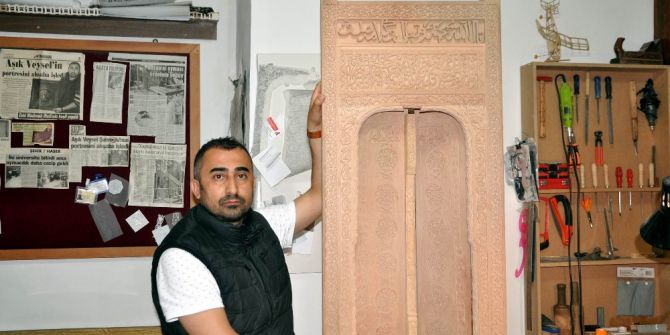 Divriği Ulu Cami’nin Minberinin Kapısını Ahşaba İşledi
