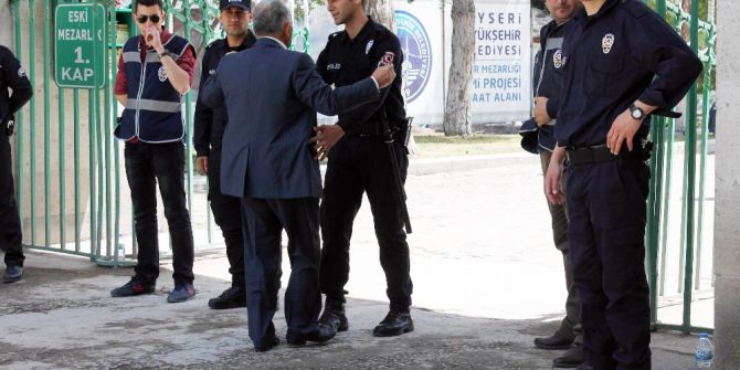 Abdullah Gül Babasının Mezarı Başında Helallik İstedi