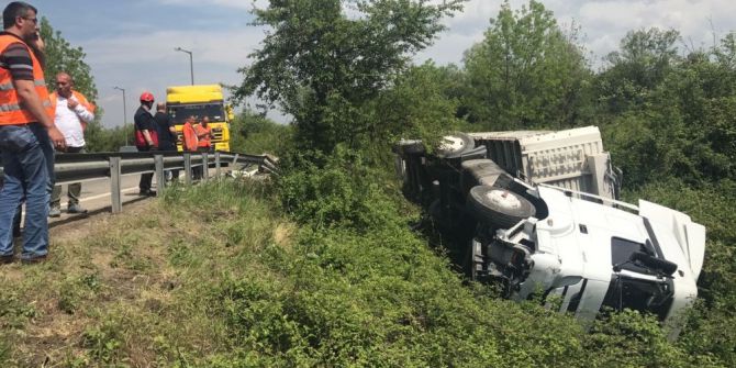 Yoldan Çıkan Tır Şarampole Yuvarlandı: 1 Yaralı