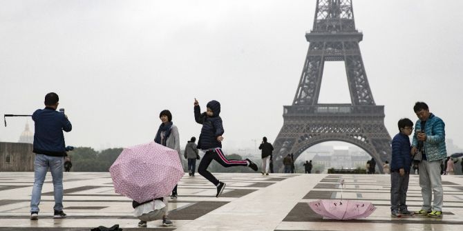 Japonlar’ın Eyfel Manzaralı Selfie Keyfi