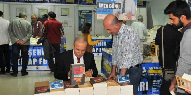 Yazarlar Akşehir Kitap Fuarı’nda Kitaplarını İmzaladı