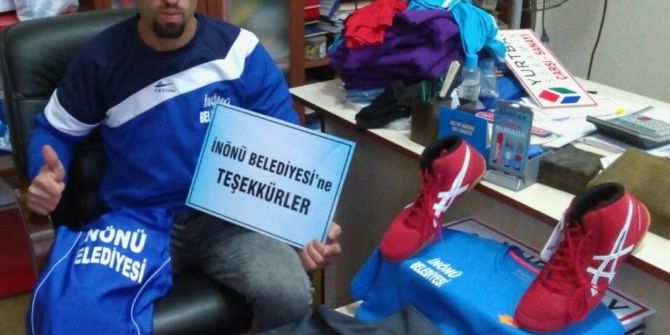 İnönü Belediyesi’nden Grekoromen Güreşçiye Malzeme Desteği