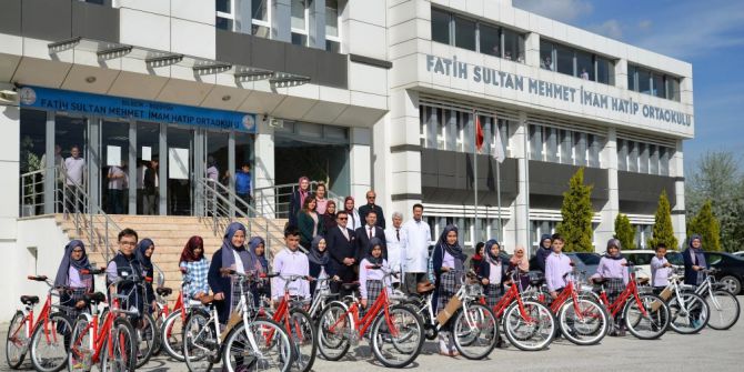 Hadis Ezberleme Yarışmasında Dereceye Giren Öğrencilere Bisiklet