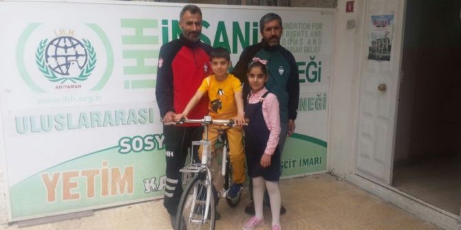 Yetim Çocuğun Yüzü İhh’nın Hediyesiyle Güldü