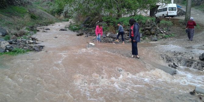 Darende’deki Köprüsüz Dere Büyük Tehdit Oluşturuyor