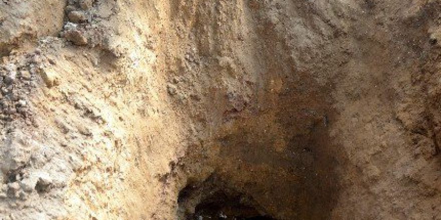 Şehir Merkezinde Kepçeyle Define Aradı