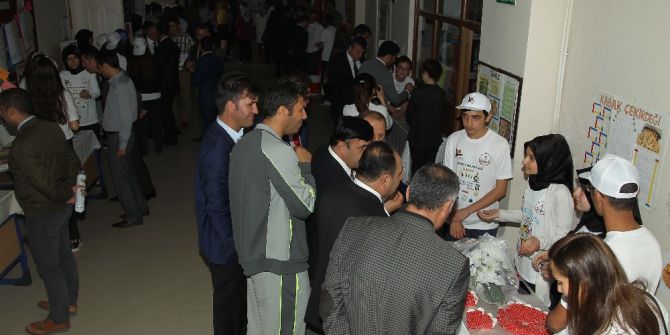 Liseli Mucitler Projelerini Sergiledi