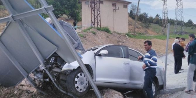 Otomobil Trafik Levhasına Çarptı; 1’i Çocuk 3 Yaralı
