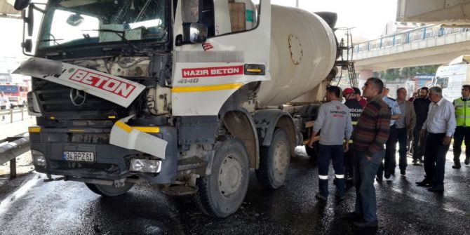 Beton Mikseri Yolcu Otobüsüne Çarptı: 1 Yaralı