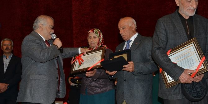 Vali Şentürk Uzun Evlilikleri Ödüllendirdi