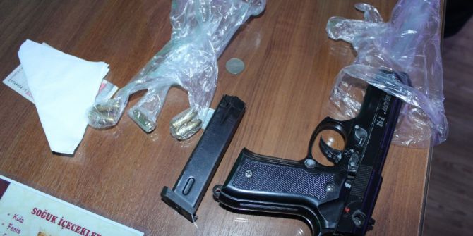 Cüzdanından Çıkan Sevgilisiyle Yediği İlk Çikolatanın Kağıtları Polisi Şaşırttı