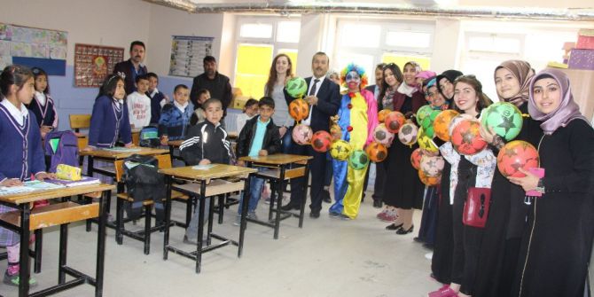 Üniversite Öğrencileri Miniklerin Ayakkabılarını Giydirdi