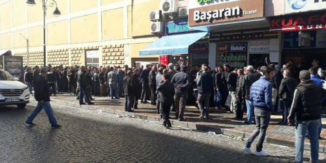 Sabahın Erken Saatlerinden İtibaren Kuyruğa Girdiler