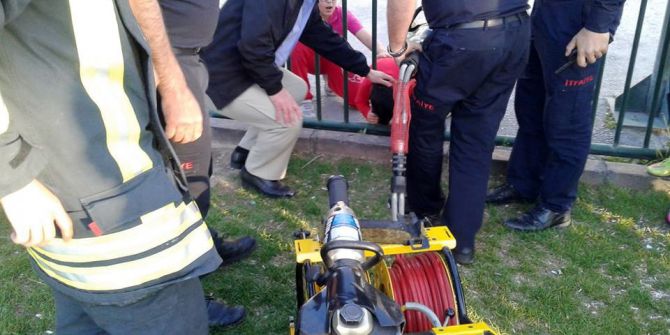 Kafası Demir Parmaklıklara Sıkışan Çocuğu İtfaiye Kurtardı