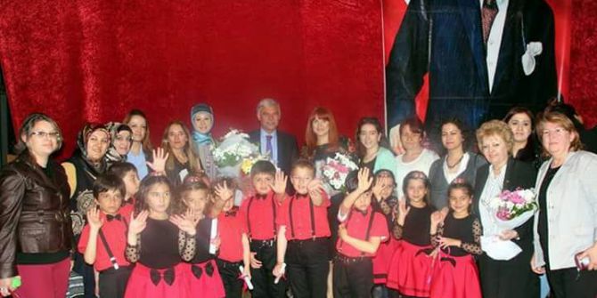 Anneler Günü Öncesi Anaokulu Öğrencilerinden Annelerine Sürpriz