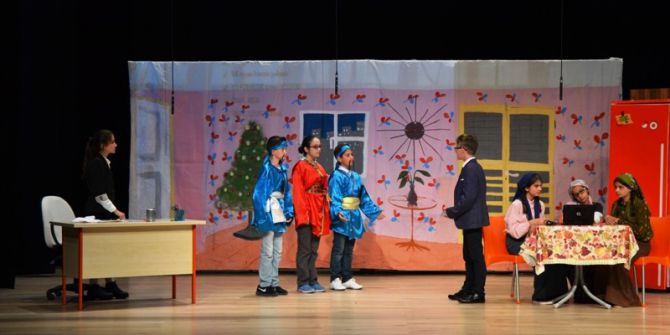 Ortaokul Öğrencilerinden Tiyatro Gösterisi