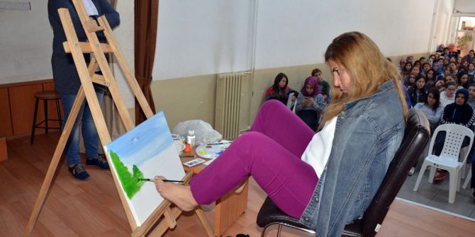 Ayaklarıyla Resim Çizerek 32 Sergi Açtı