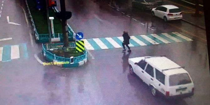 Otomobilin Kadına Çarpma Anı Kameraya Böyle Yansıdı